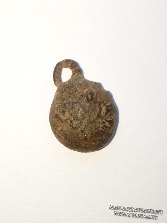 Маленькая подвеска_(диаметр ~ 1 см., выпукло-плоская, просматривается контур рисунка, литьё, металл - ХЗ)