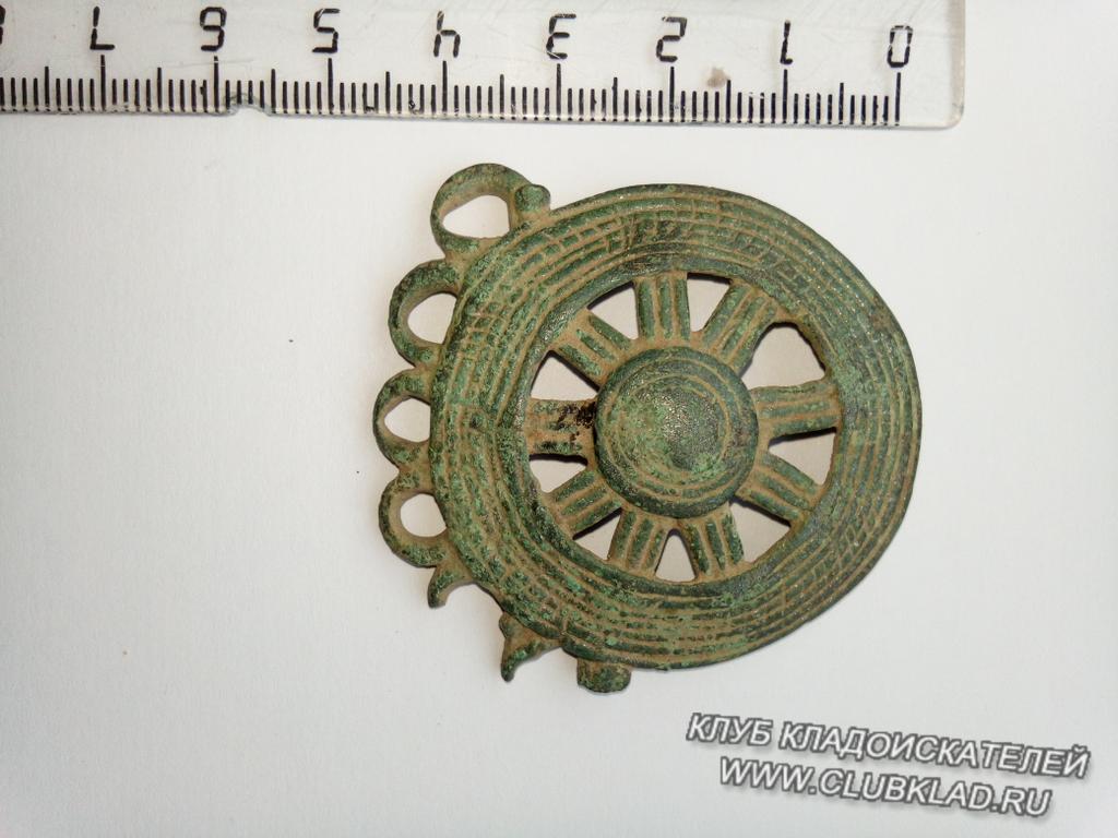 солярный символ + проушины для привесок, серебруха (возможно височная привеска???)