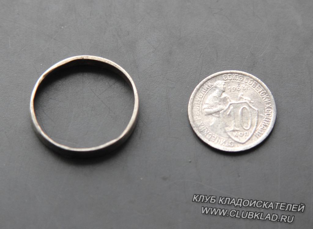 Серебряное кольцо и монета