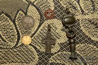 Монеты, крестик и конина