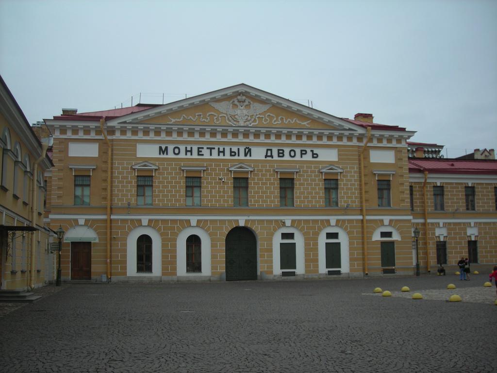Санкт-Петербу́рг